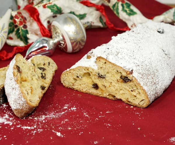 这个丰富的食谱，水果点缀的Stollen使一个节日和美味的圣诞面包，完美的庆祝与家人或带到节日派对!| m.jamahire.com