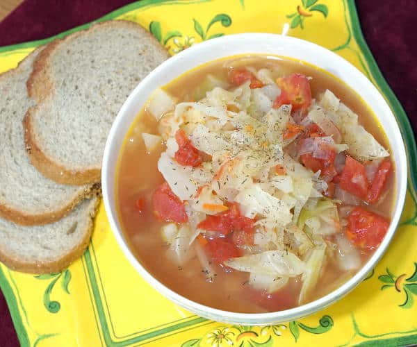 什锦汤用的是味道浓郁的牛肉汤，这是一种有别于其他卷心菜汤食谱的俄罗斯版本。| m.jamahire.com