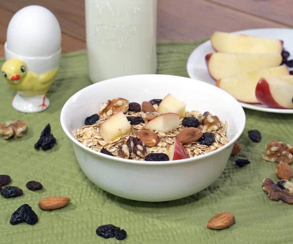 这款瑞士什锦早餐配方富含蛋白质，烤过的坚果是早餐的好选择。配上一杯牛奶和一个煮熟的鸡蛋，以富含蛋白质的方式开始我们的一天。| www.CuriousCuisiniere.com