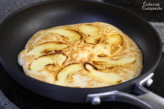 Apfelpfannkuchen，或德国苹果煎饼，是一款轻盈和eggy早餐，充满了切片的甜，焦糖的苹果。|m.jamahire.com.