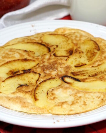 Apfelpfannkuchen，或德国苹果煎饼，是一款轻盈和eggy早餐，充满了切片的甜，焦糖的苹果。|m.jamahire.com.