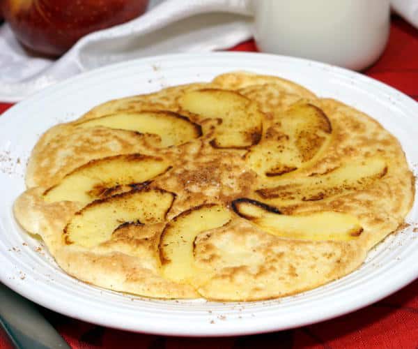 Apfelpfannkuchen，或德国苹果煎饼，是一盏灯，eggy早餐享受，尽显甜美，焦糖苹果切片。| www.CuriousCuisiniere.com