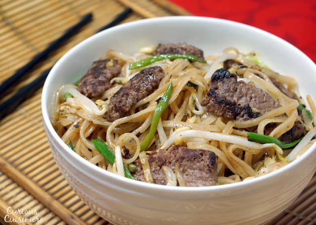 牛肉周乐趣是使用米粉,牛肉和豆芽煎炸煎炸食谱。你不需要订购摘要,让这种简单,美味的晚餐!|m.jamahire.com.