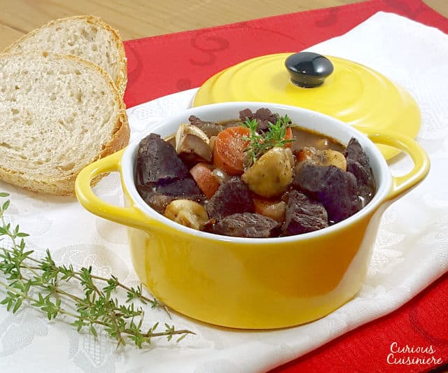 用深红酒炖牛肉,使经典的法国勃艮第牛肉成为完美的冬日美食。| www.CuriousCuisiniere.com