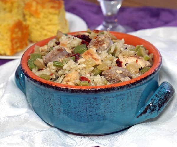 Cajun鸡和香肠jambalaya是一种烟熏和美味的锅碗。无论你喜欢它辛辣还是温和，这个食谱都肯定是一个家庭晚宴和派对的最爱。| www.CuriousCuisiniere.com