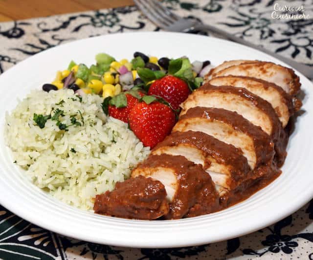 清淡明亮的草莓在这道草莓酱鸡肉食谱中呈现出浓郁的风味。如果你喜欢鼹鼠和草莓,你需要试试这款独特的经典墨西哥鼹鼠。| www.CuriousCuisiniere.com