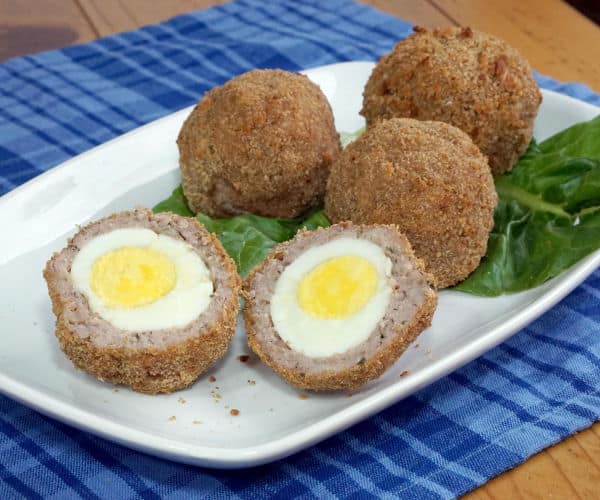 避免使用这些烘焙的苏格兰鸡蛋的深炸锅，这款简单的食谱非常适合有趣的午餐或野餐。|m.jamahire.com.
