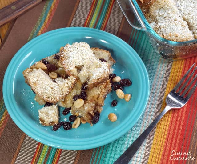 Capirotada是一种墨西哥面包布丁,里面有肉桂、水果和坚果,人们在大斋节的宗教季节吃。| www.CuriousCuisiniere.com