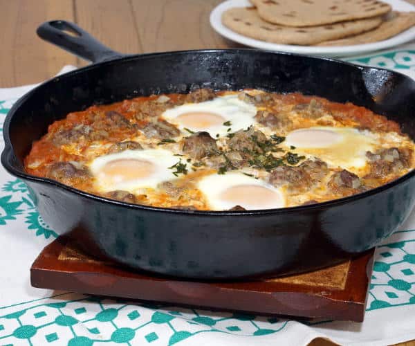 Kefta Mkaouara是由小肉丸组成的摩洛哥菜肴，焖在美味的西红柿酱中，并加着荷包蛋。| www.CuriousCuisiniere.com