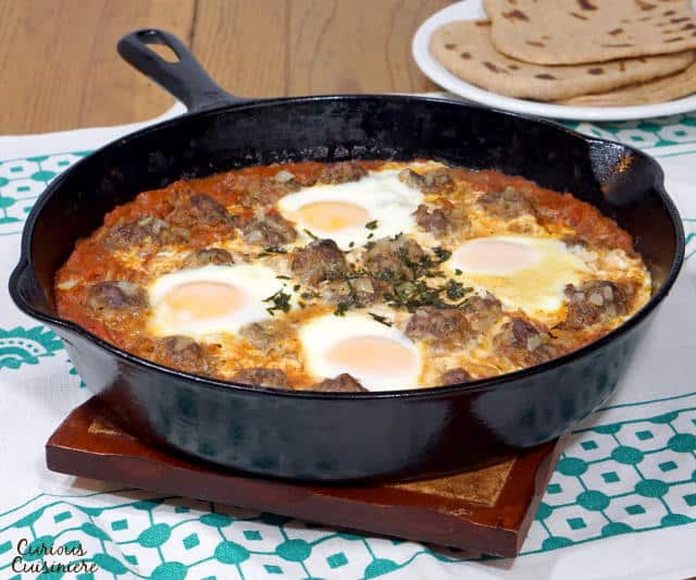 Mkaouara Kefta Mkaouara是一道摩洛哥菜，里面有小肉丸，用美味的番茄酱炖着，上面点缀着荷包蛋。| www.CuriousCuisiniere.com