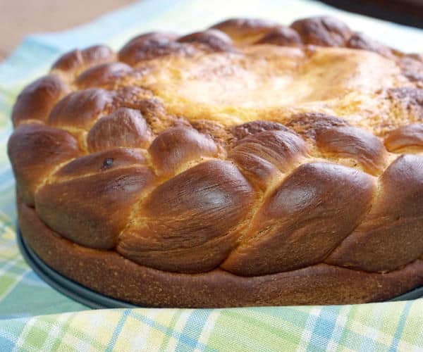 Pasca是一种罗马尼亚节日复活节面包，由一种软的、潘妮顿式的面包组成，中间填充了奶酪蛋糕。这是庆祝的完美食谱!| www.CuriousCuisiniere.com