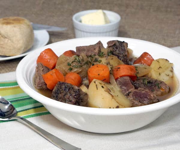 这个慢炖版本的传统爱尔兰炖菜将简单的材料放在一起，创造了一个令人难以置信的舒适食谱。| www.CuriousCuisiniere.com