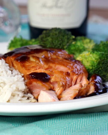 这款简单的Teriyaki Salmon Refipe在食品室里使用食材烹制优雅的晚餐，这是一周的速度快。| www.CuriousCuisiniere.com