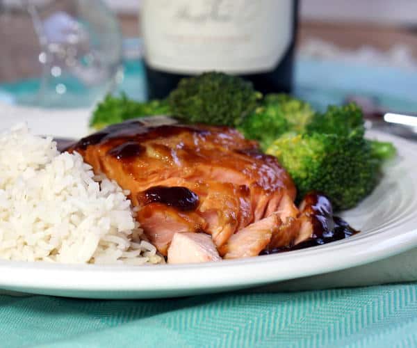 这个简单的照烧鲑鱼食谱使用你的食品柜里的材料来制作一个优雅的晚餐，足够一个工作日的晚上。| www.CuriousCuisiniere.com