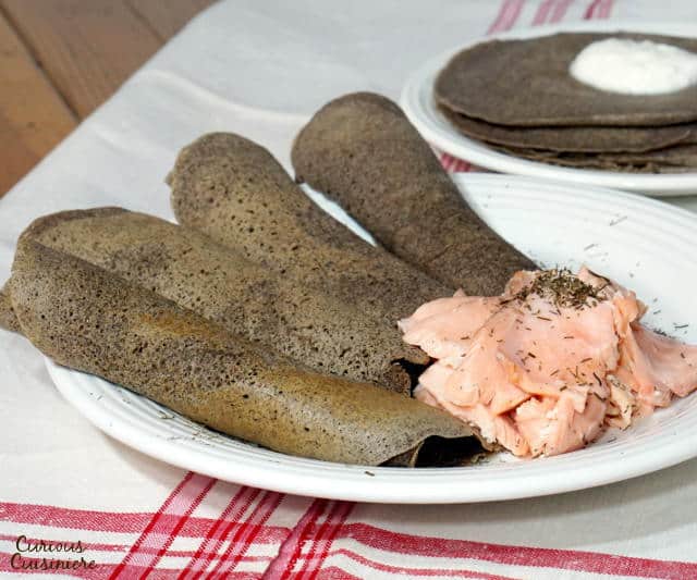 薄的俄罗斯煎饼(Blini)让我们想起了法国薄饼,但有一些不同。可以尝试用甜的或咸的馅料来做。| www.CuriousCuisiniere.com
