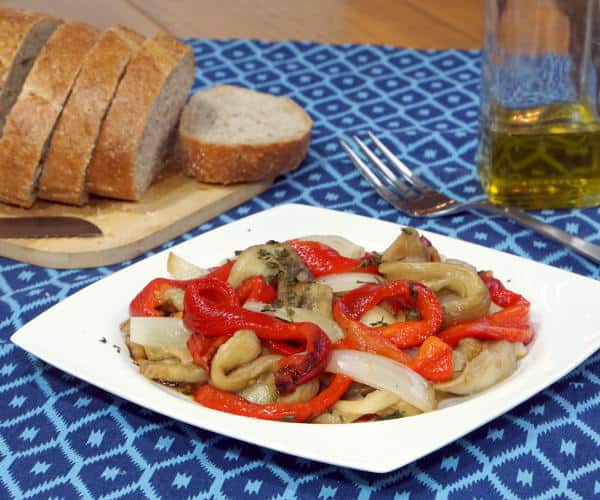 escalvada是一种西班牙烤蔬菜开胃菜，制作简单，味道也很好。| www.CuriousCuisiniere.com