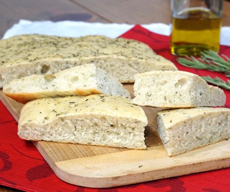 这种软糯的佛卡夏面包用迷迭香和海盐调味。它是完美的开胃菜或意大利面晚餐的旁边!| www.CuriousCuisiniere.com