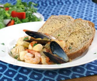 Cacciucco，丰盛的托斯卡纳海鲜炖菜，是一个有趣和舒适的一餐烤面包丁。| www.CuriousCuisiniere.com