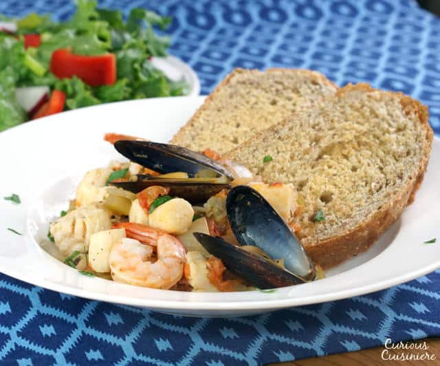 CACCIUCCO,一家丰盛的托斯卡纳海鲜炖,供应烤面包油煎面包丁,以获得乐趣和舒适的餐点。|m.jamahire.com.GydF4y2Ba
