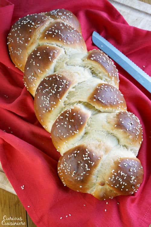 犹太辫子面包，挑战，是光和蓬松的蛋面包，带有发光的外壳。它非常适合特别庆祝活动，周末晚餐和之间的一切。|www.curiouscuisiniiere.com.