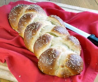 犹太辫子面包，挑战，是光和蓬松的蛋面包，带有发光的外壳。它非常适合特别庆祝活动，周末晚餐和之间的一切。|www.curiouscuisiniiere.com.GydF4y2Ba