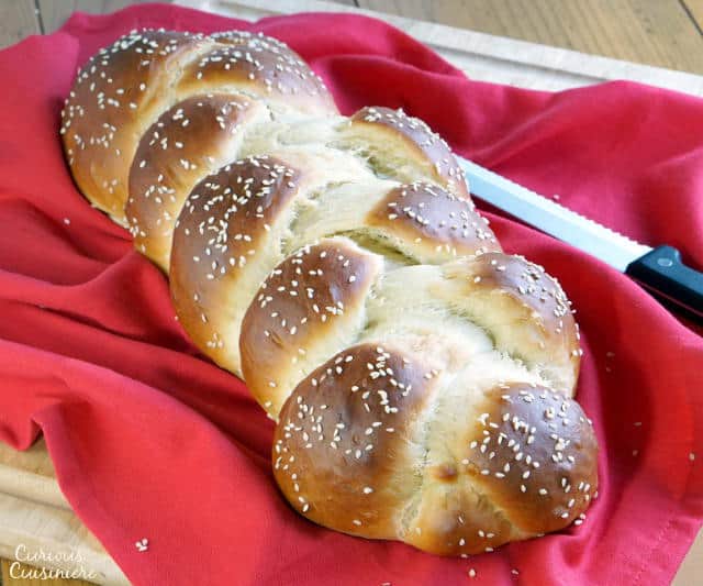 犹太辫子面包，挑战，是光和蓬松的蛋面包，带有发光的外壳。它非常适合特别庆祝活动，周末晚餐和之间的一切。|www.curiouscuisiniiere.com.