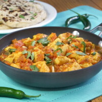 吃点印度香肠，卡拉希鸡是一种芳香的巴基斯坦咖喱鸡，会让你想细细品味每一口www.curiouscuisinere.com