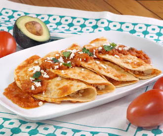 鸡肉和奶酪Entomatadas是一种不加辣椒的墨西哥玉米卷饼，利用番茄的甜味创造出一种有趣而美味的菜肴。| www.CuriousCuisiniere.com