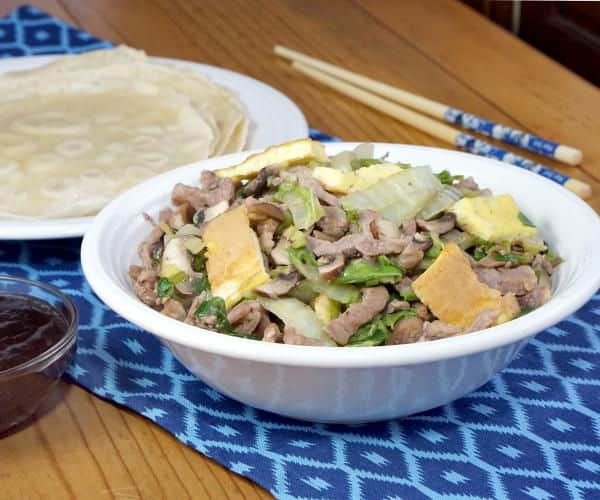 Moo Shu Pork是一种繁体中文搅拌猪肉，鸡蛋和蘑菇。这个简单的版本在几分钟内汇集在一起​​，使这个配方完美地适合周末晚餐。|m.jamahire.com.