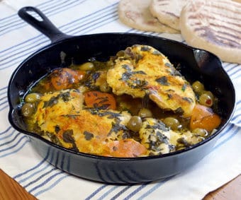 摩洛哥腌柠檬鸡炖锅将去骨的嫩鸡肉与鲜嫩的腌柠檬和鲜绿橄榄融合在一起。| www.CuriousCuisiniere.com
