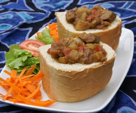 兔子周是一个独特的南非街头食品，由一条悬浮的咖喱用镂空的面包供应。|m.jamahire.com.