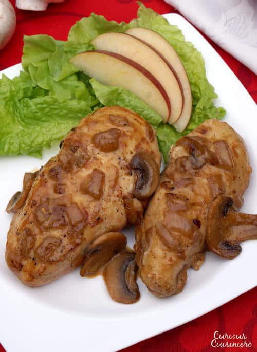 温柔和奶油pouletàlawnormande（鸡诺曼底）将苹果，蘑菇，白兰地和奶油带入一个严重的安慰，易于制作法式菜肴。|m.jamahire.com.