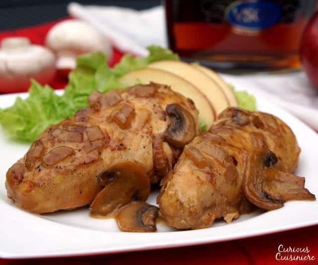 温柔和奶油pouletàlawnormande(鸡诺曼底)将苹果,蘑菇,白兰地和奶油带入一个严重的安慰,易于制作法式菜肴。|m.jamahire.com.