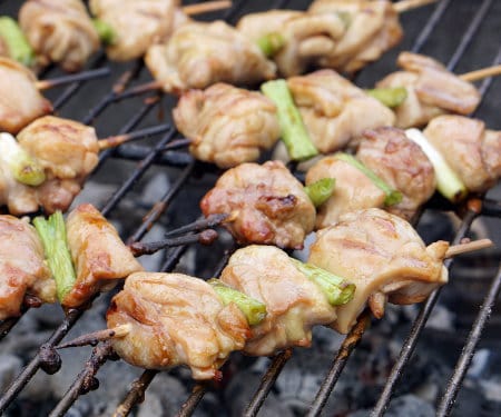 Negima Yakitori是温柔和多汁的日本鸡肉串，具有甜味和咸味的釉料，烤为完美。准备好踢你的下一个后院BBQ一个档次！|www.curious cuyiniere.com.