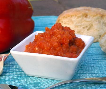 准备爱上烤红辣椒。一口Ajvar，你想把这个塞尔维亚红辣椒放在面包中的一切，甚至蔬菜！|m.jamahire.com.