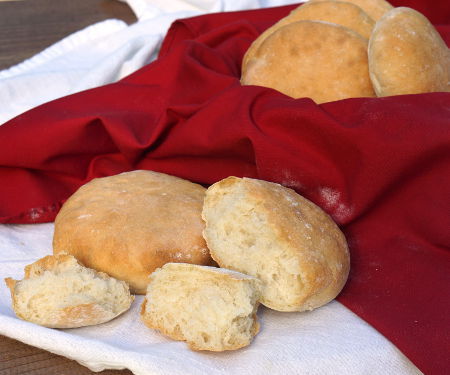 Lepinja，或苏蒙，是从巴尔干在东南欧柔软，蓬松的面包，让完美的伴奏任何餐。| www.CuriousCuisiniere.com