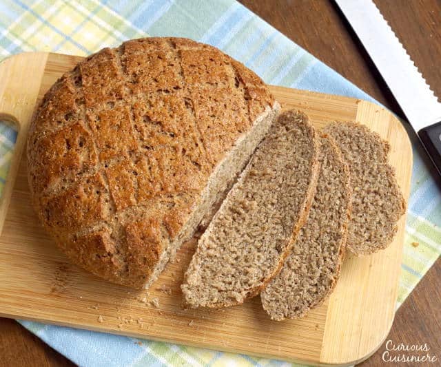 如果你喜欢诚信的黑麦面包,Bauernbrot就适合你!这款德国农民的面包在一个易于制作的面包中将真正的风味和质地带来了一起。| www.CuriousCuisiniere.com