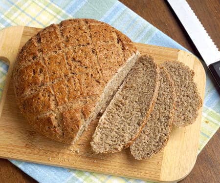 如果你喜欢丰盛的黑麦面包，Bauernbrot就是为你准备的!这款德国农民制作的面包将正宗的味道和质地融合在一起，制作起来很简单。| www.CuriousCuisiniere.com