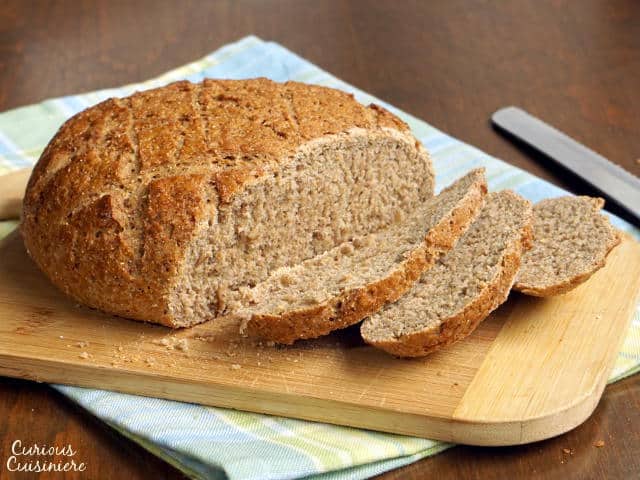 如果你喜欢诚信的黑麦面包,Bauernbrot就适合你!这款德国农民的面包在一个易于制作的面包中将真正的风味和质地带来了一起。| www.CuriousCuisiniere.com