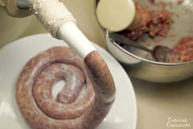 不要让自制香肠恐吓你。如果你曾经想制作自己的德国布拉丁，那么这个易于自制的Bratwurst食谱适合您！| www.CuriousCuisiniere.com