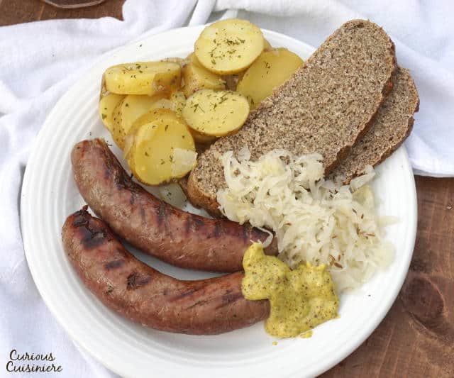 不要让自制香肠恐吓你。如果你曾经想制作自己的德国布拉丁，那么这个易于自制的Bratwurst食谱适合您！| www.CuriousCuisiniere.com