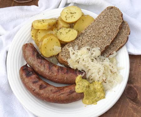 不要让自制香肠吓到你。如果你曾经想做你自己的德国腊肠，这个简单的自制腊肠食谱是为你!| www.CuriousCuisiniere.com