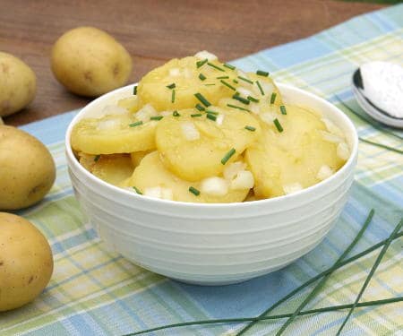 味道浓烈又香甜的Schwabischer Kartoffelsalat是一款美味的德国土豆沙拉，非常适合你下一次的野餐或庆祝啤酒节。| www.CuriousCuisiniere.com