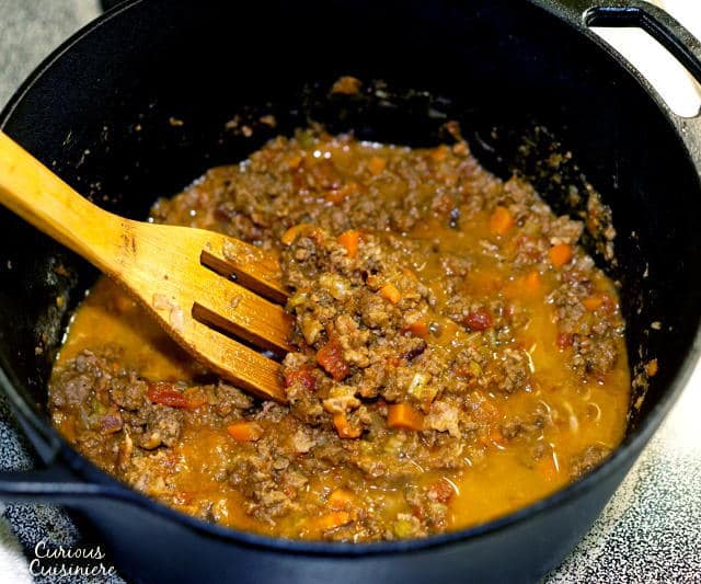 地道的肉酱是一种丰盛美味的肉酱,是意大利美食的完美配方!| www.CuriousCuisiniere.com