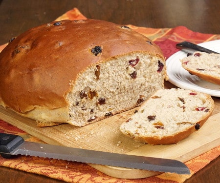 甜蜜和eggy barmbrack是一种爱尔兰传统。抓住这款万圣节面包的一片涂抹涂抹的涂片，它可能只是告诉你的财富！|m.jamahire.com.