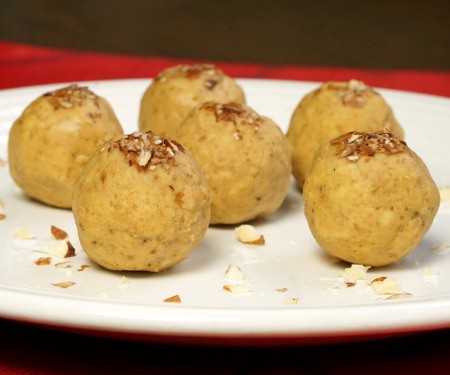 这是很容易做的坚果和甜，不烤印度鹰嘴豆零食。Besan Ladoo是一种完美的无麸质甜点，可以添加到饼干盘里!| www.CuriousCuisiniere.com
