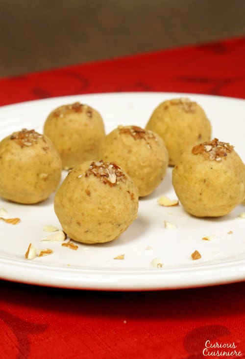 让这些坚果和甜蜜的味觉很容易，没有烘焙印度鹰嘴豆。Besan Ladoo是一个完美的无麸质零食，添加到饼干拼盘！| www.CuriousCuisiniere.com
