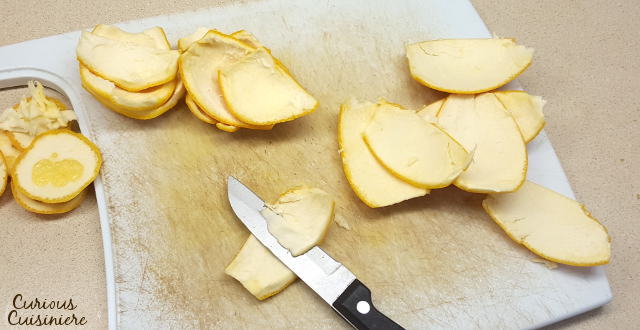 蜜饯柠檬皮和蜜饯橘子皮是节日烘焙中常见的配料。跳过商店里买的硬版本，自己做吧。这简单！| www.CuriousCuisiniere.com