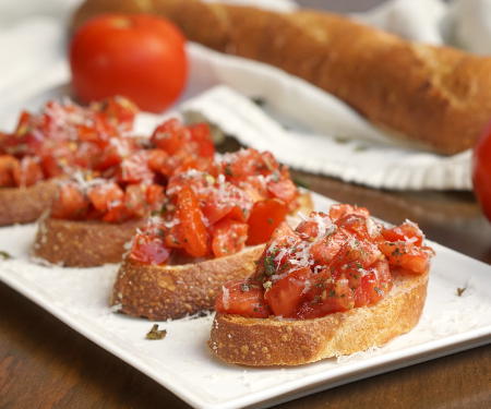 这家经典番茄罗勒布鲁萨特塔的这种食谱设有完美，明亮和薄膜番茄顶部，享用了酥脆的大蒜吐司。| www.CuriousCuisiniere.com