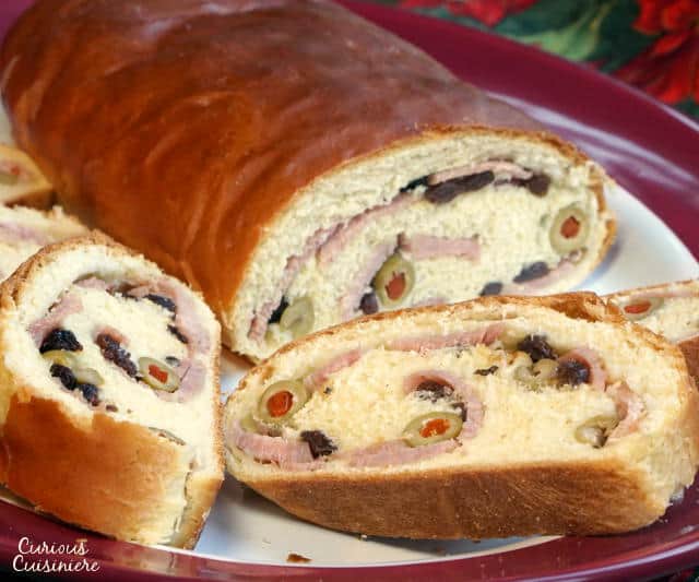 Pan de Jamon是委内瑞拉传统的圣诞面包，里面装满了火腿和橄榄。其浓郁的风味是对委内瑞拉文化的独特贡献www.CuriousCuisiniere.com